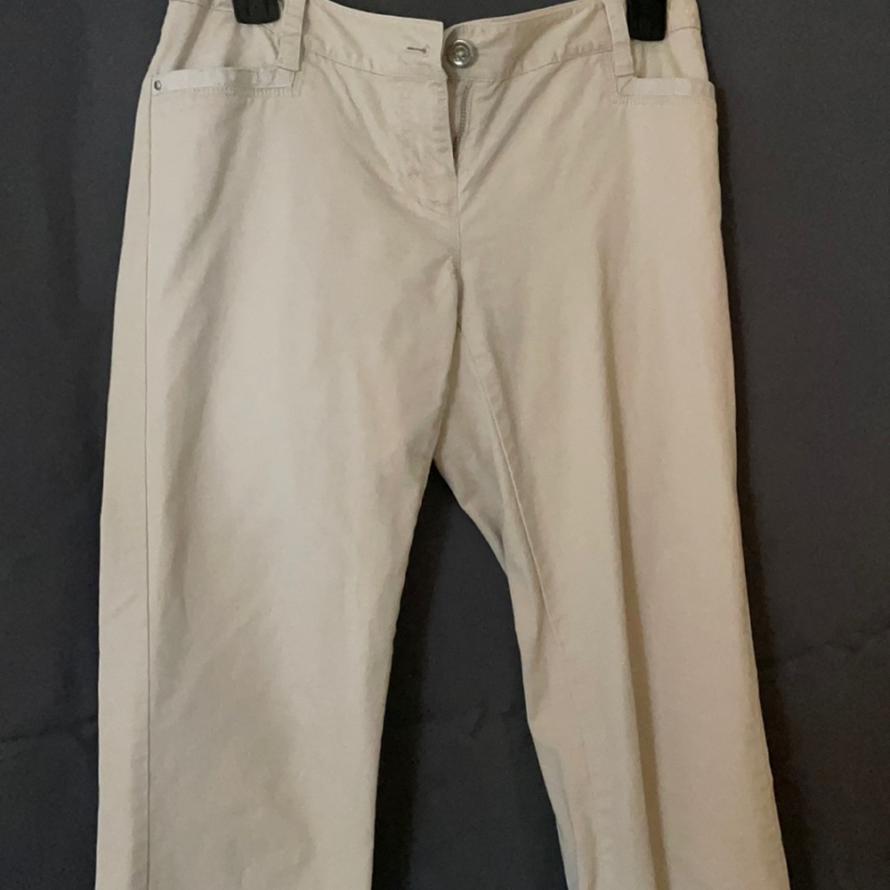 White House Black Market. Khaki Capri pants. Size: 00
